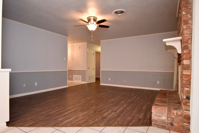Building Photo - Spacious 4 bedroom 3 bathroom home with large yard and 2 car garage