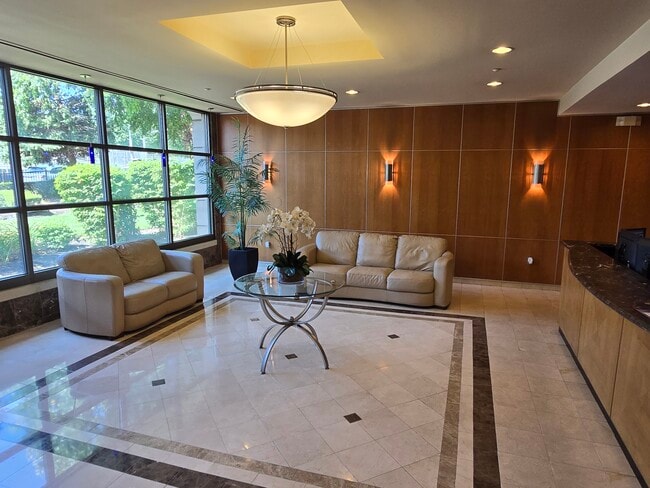 Building Photo - 60 Parkway Dr E