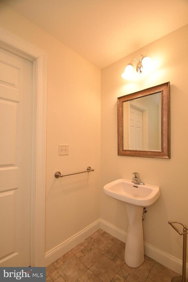 Building Photo - 163 High Pointe Dr