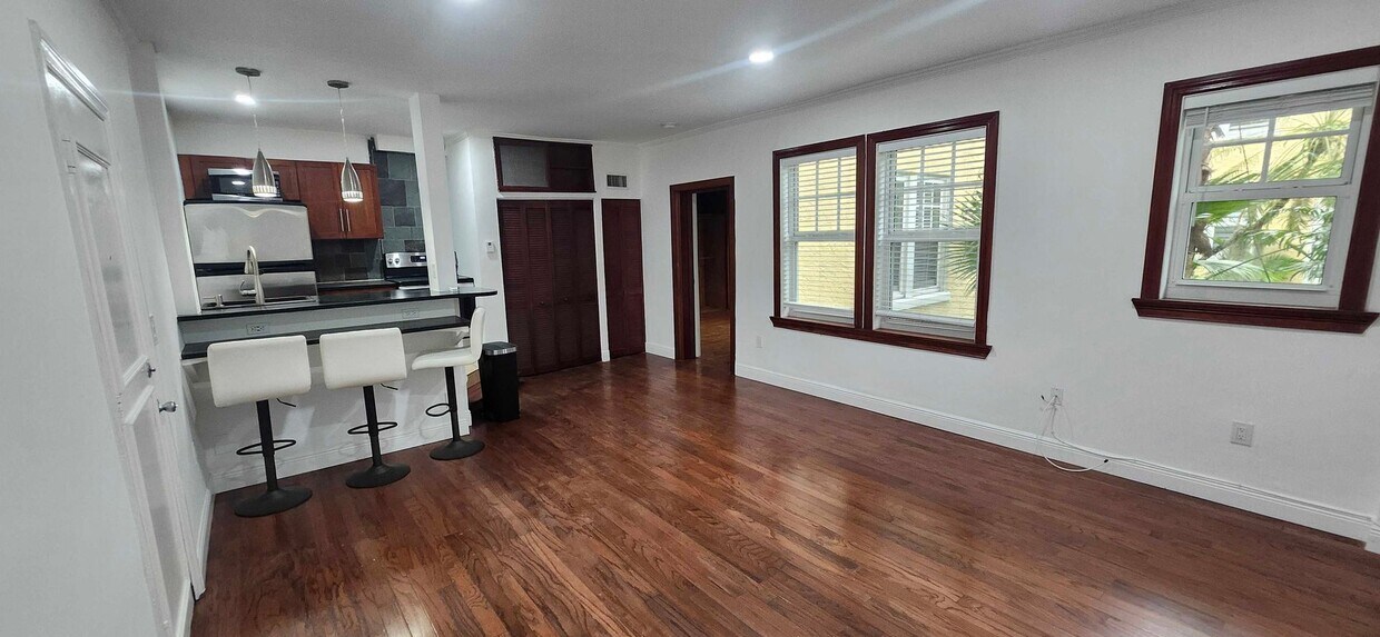 Foto principal - Walk to the Beach – Bright 1Bedroom/1 Bath...