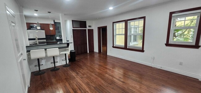 Building Photo - Walk to the Beach – Bright 1Bedroom/1 Bath...