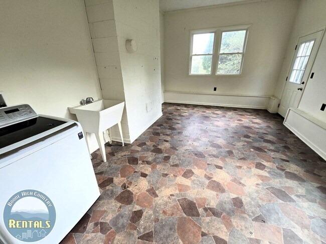 Building Photo - Brick Ranch Home