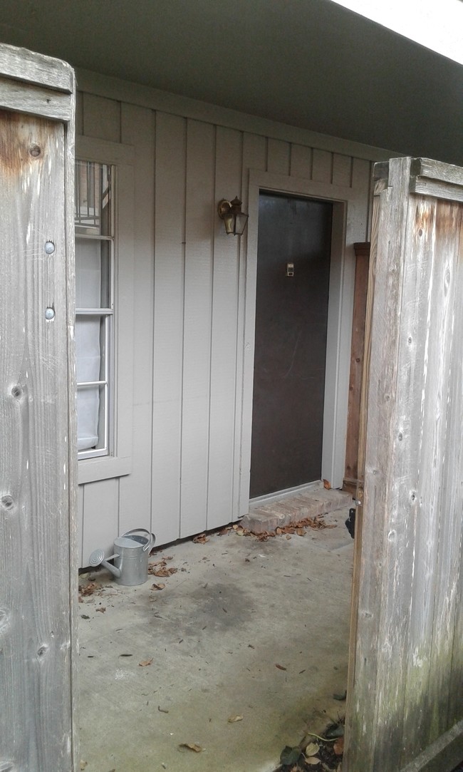 Building Photo - Tangleoaks Condominiums