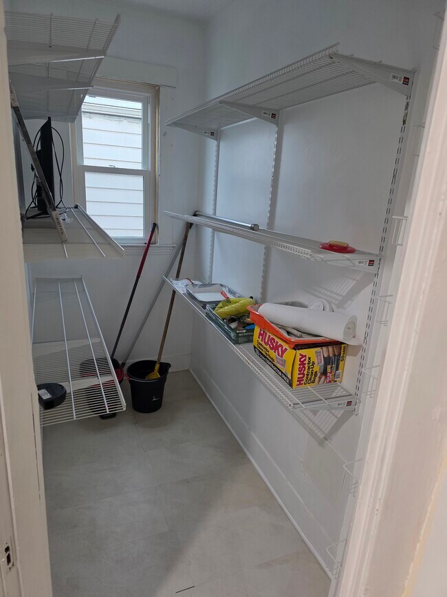 Building Photo - 64 Topliff St