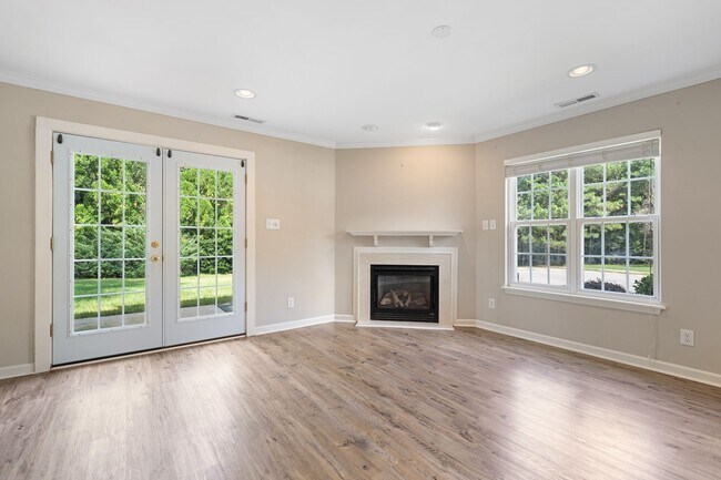 Building Photo - Great location! 3 Bed / 2.5 Bath End Unit ...