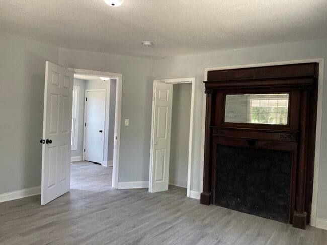 Foto del edificio - 215 E Burwell Ave