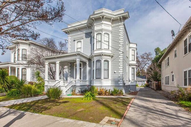 Building Photo - 332 N 3rd St