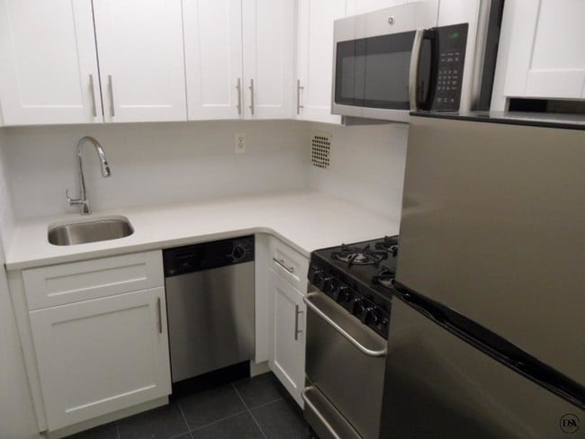Building Photo - 310 W 47th St
