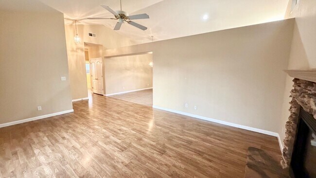 Foto del edificio - $2,350 Herndon & Willow, 3 Bedroom Home - N. Helm Ave, Clovis