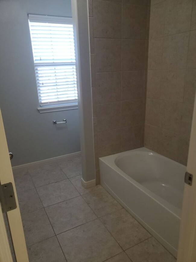 Foto del edificio - 4 bedrooms/2.5 bath over 2,000 square feet