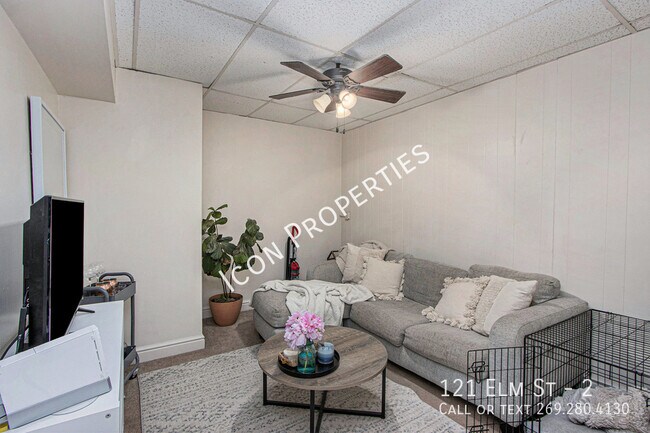 Building Photo - 121 Elm St  #2