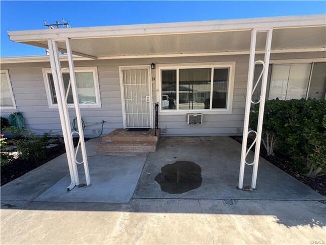 Building Photo - Beautifully renovated 2-bedroom -  55+ community