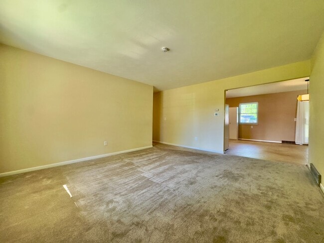 Building Photo - 5247 Silvertown Dr