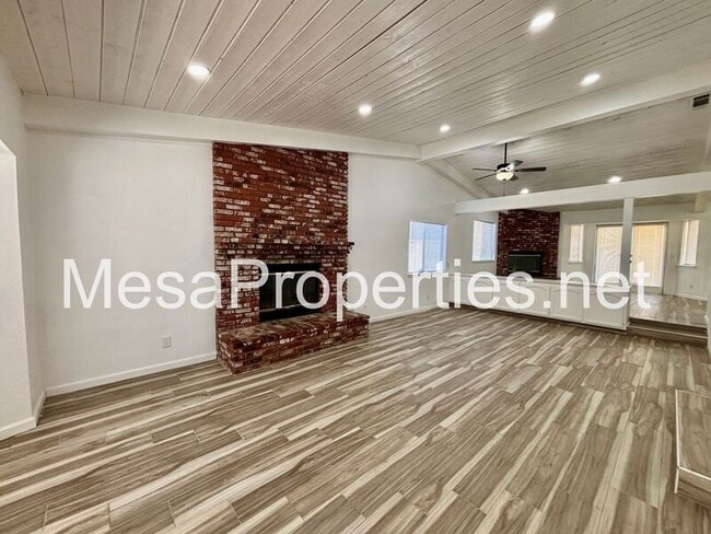 Foto del edificio - 15717 Bear Valley Rd