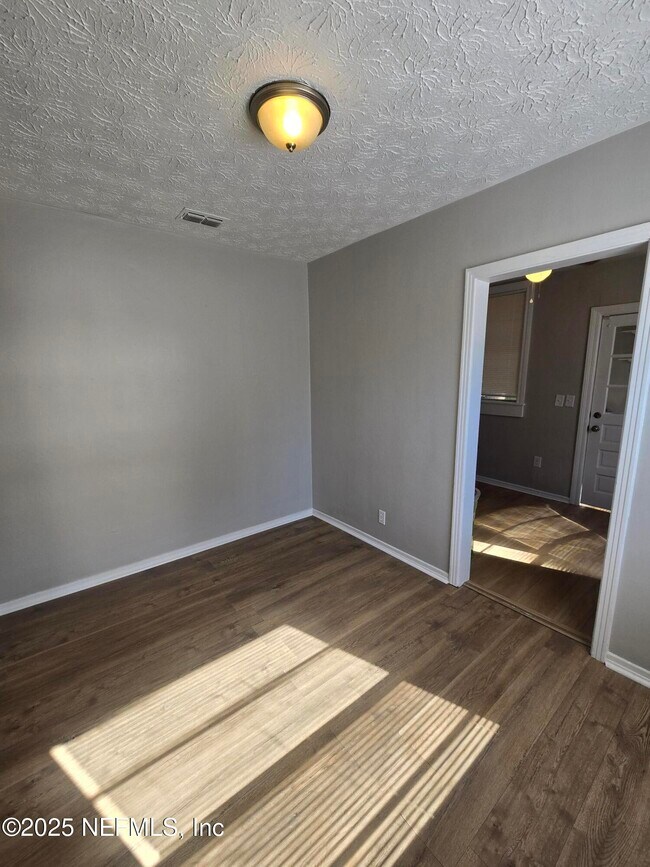 Foto del edificio - 1129 Melson Ave