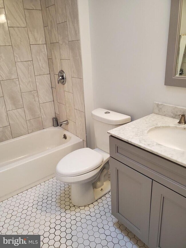 Foto del edificio - 5618 Woodbine Ave