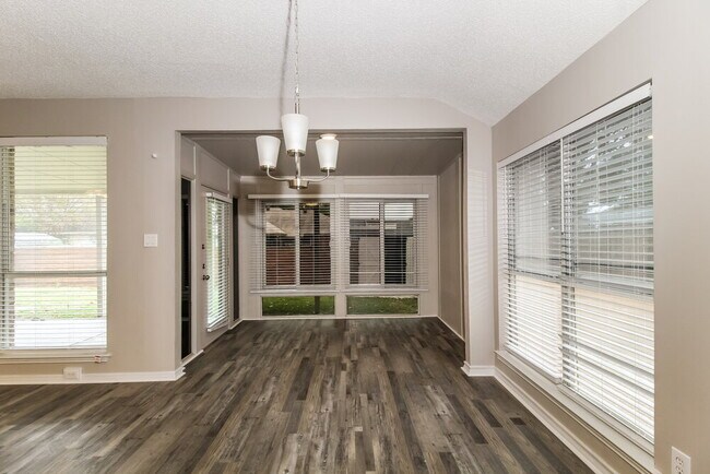Foto del edificio - 5912 Hillview Dr