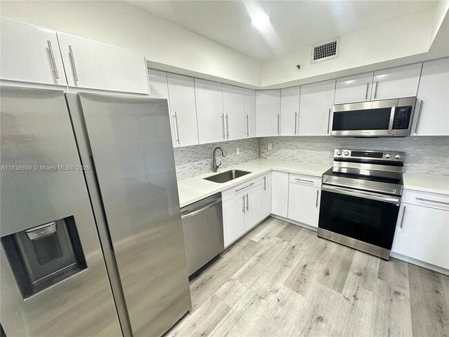 Building Photo - 901 Hillcrest Dr