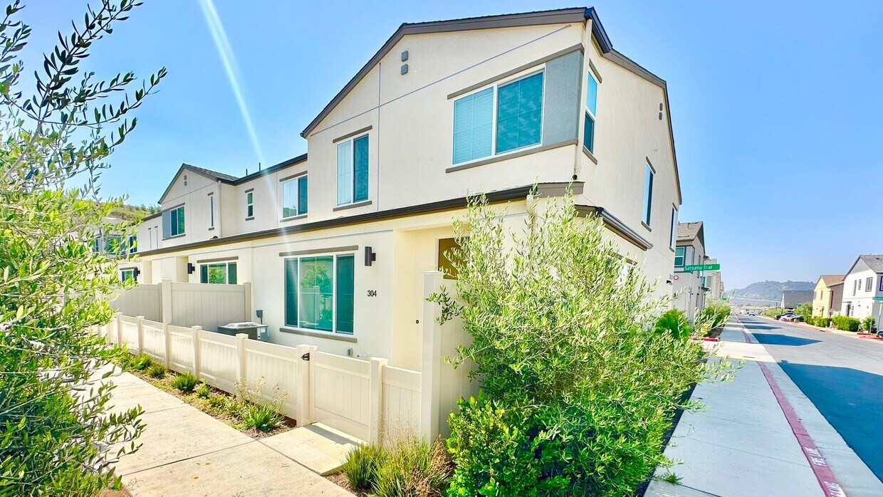 Primary Photo - Beautiful, Newer Construction Home in Desi...