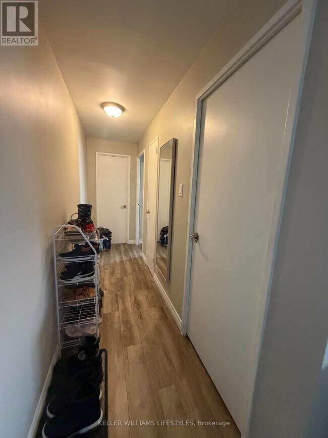 Photo du bâtiment - 931 Wonderland Rd S