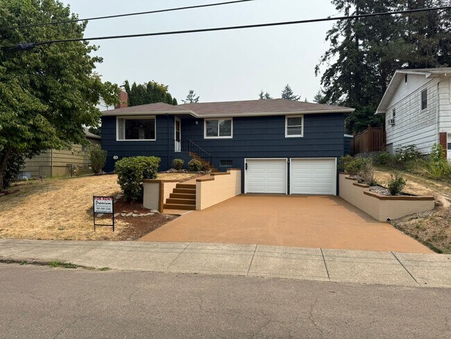 Foto del edificio - Beautiful Four Bedroom Home in South Salem with Large Backyard and New Paver Patio!