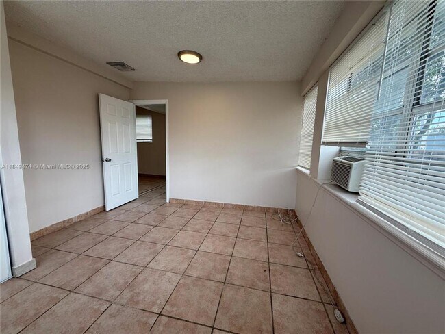 Foto del edificio - 641 N 70th Ave