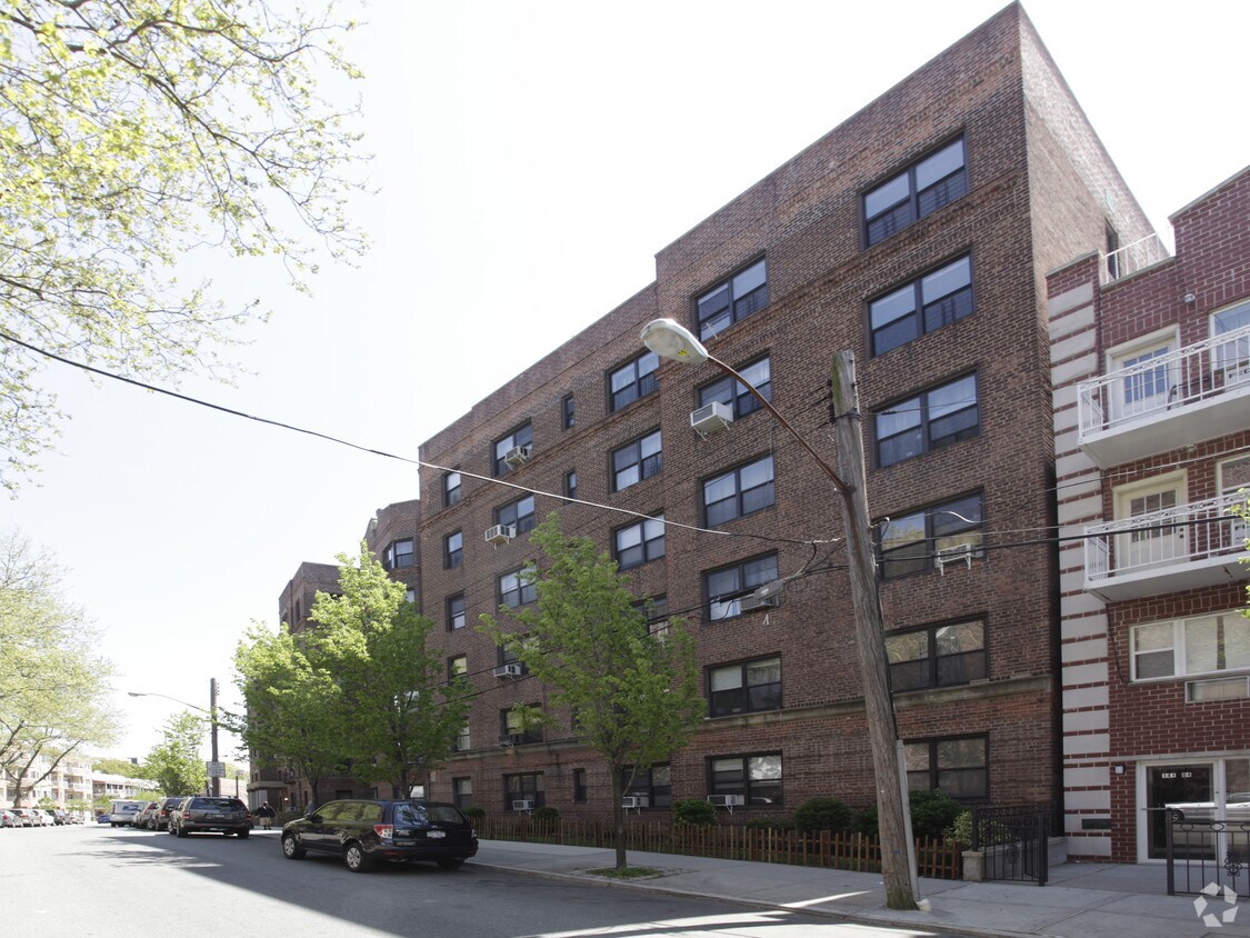Primary Photo - 141-30 Pershing Cres