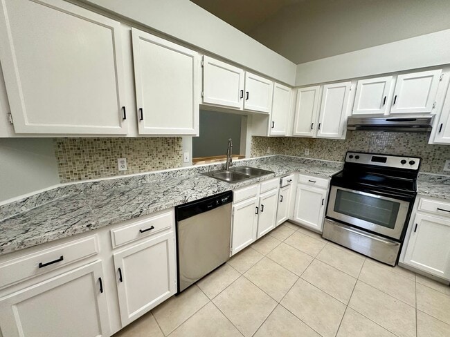 Building Photo - Beautiful open 2/2 Near UCF