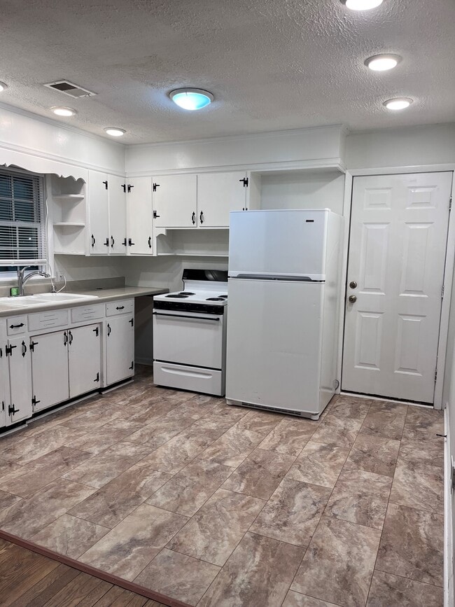 Kitchen - 406 2nd Ave W