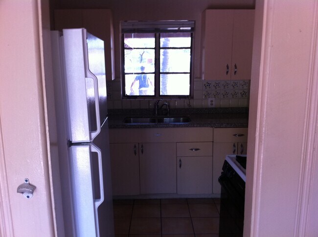 Foto del edificio - 1321 E 9th St