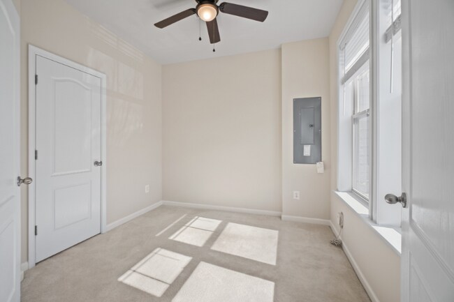 Building Photo - 828 Jarrett Ln