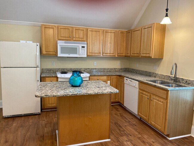 Foto del edificio - Comin Soon! Huge Deck! Updated dated 2 Bedroom apartment Close to UNCW, Wrightsville Beach.