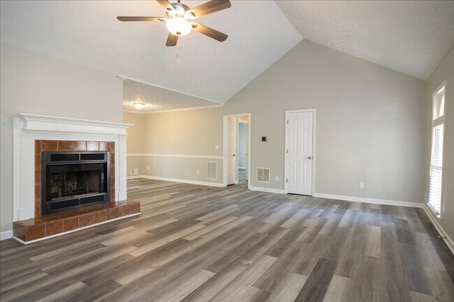 Foto del edificio - Spacious 3/2 Ranch Home w/ 2 Car Garage in Quiet Neighborhood