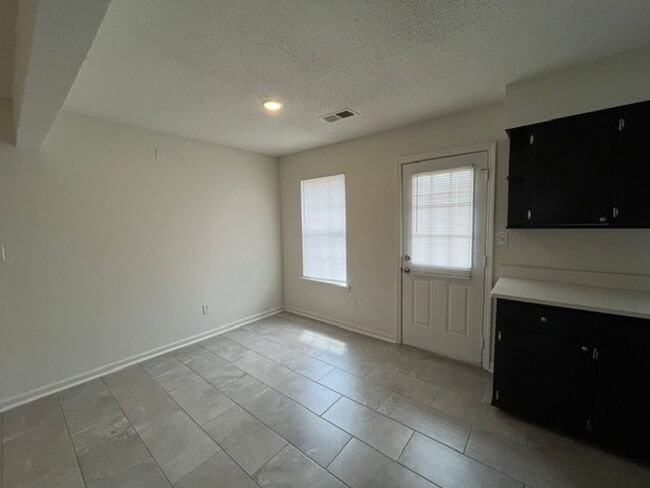 Foto del edificio - 1030 Simpson Cove