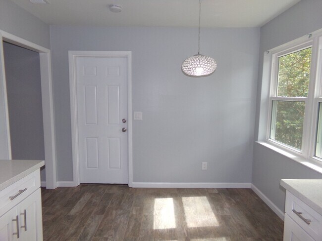 Building Photo - Remodeled 3 bedroom 2 bathroom home in NE ...