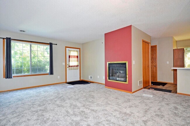 Foto del edificio - Beautiful 2-Bed 1.5-Bath Townhouse in Eagan - Available Now!