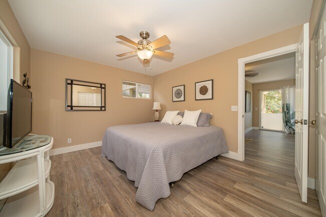 dormitorio con cama King - 30 Kaikane Pl