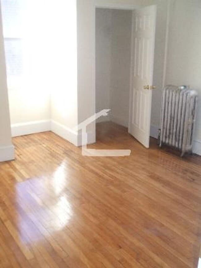 Building Photo - Amazing 3 Bed Available 9/1 close to BU