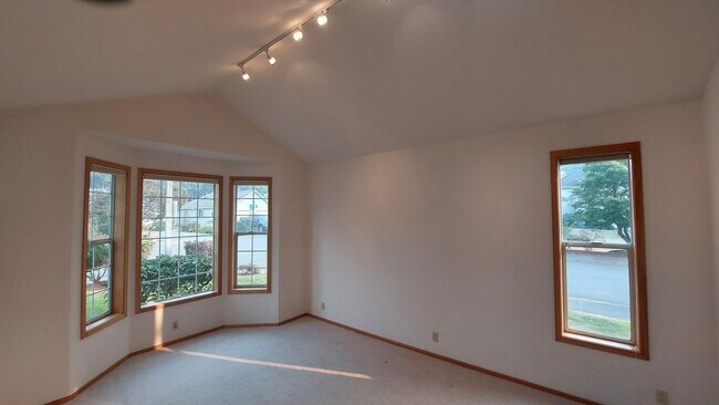 Foto del edificio - Lake Wilderness Rambler on corner lot -3 bedroom and 2 bathroom ready for move in NOW!