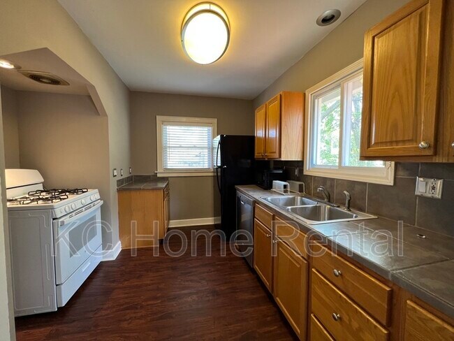Building Photo - 730 E 63rd Terrace