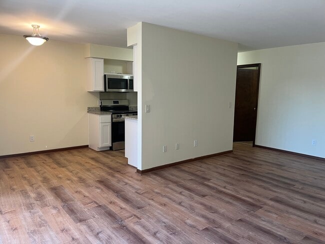 Building Photo - Greenwoods Apartments