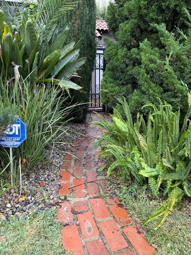 Building Photo - 532 S Irving Blvd