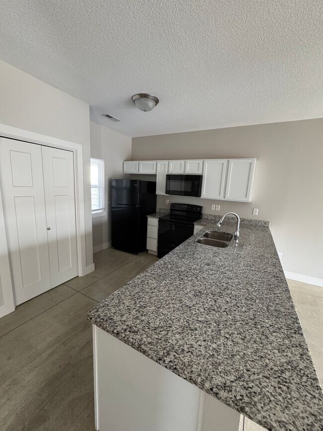 Building Photo - 3 Bedroom 2 Bath Duplex - Close to Mcconell AFB