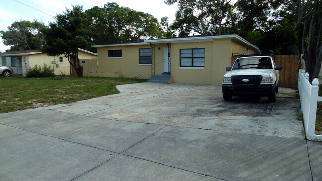 Foto del edificio - 1300 Queensway Rd