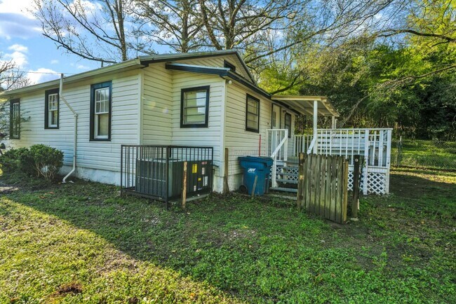 Foto del edificio - Charming Renovated 2BR Home – Full of Char...