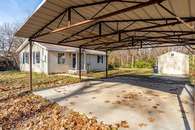 Building Photo - Newly Remodeled 2 Bed 1 Bath Home