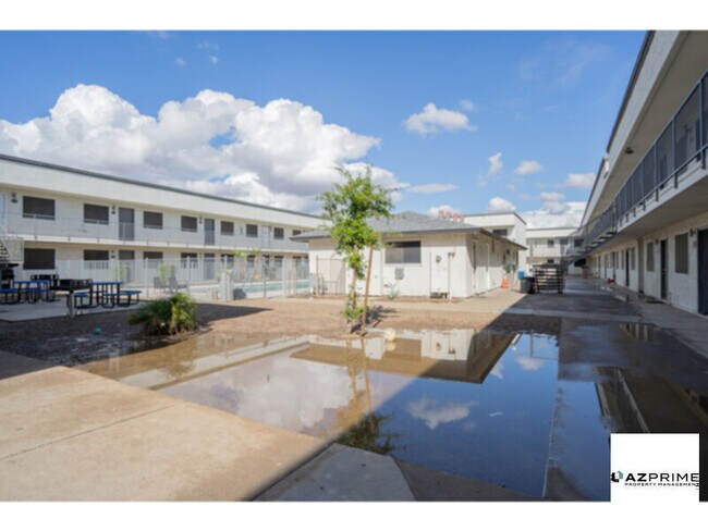 Building Photo - Welcome to this Charming 2/1 Phoenix Apart...