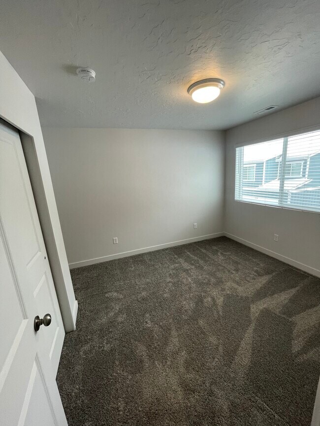 Building Photo - 731 S Miller Ave