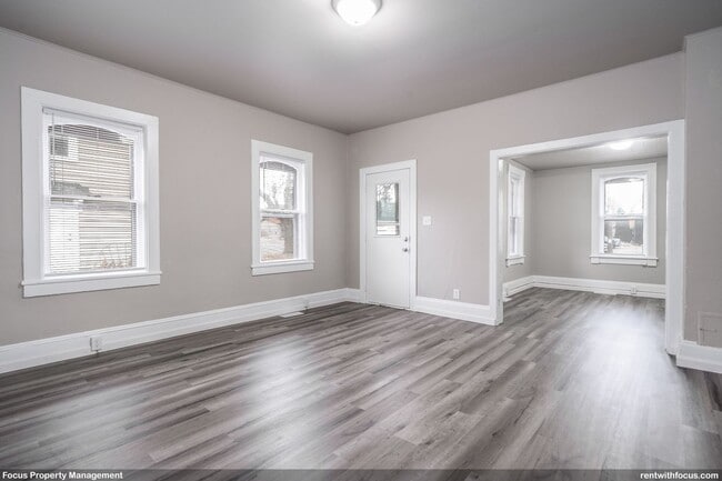 Building Photo - 213 Manitowoc St