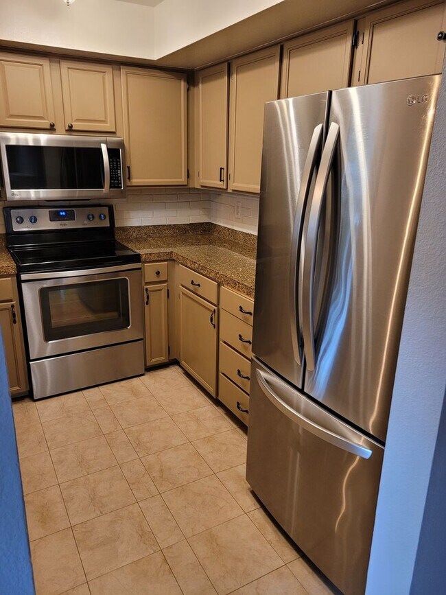 Foto del edificio - Spacious 2-Bedroom Ground Floor Condo with Private Yard in Kirkland